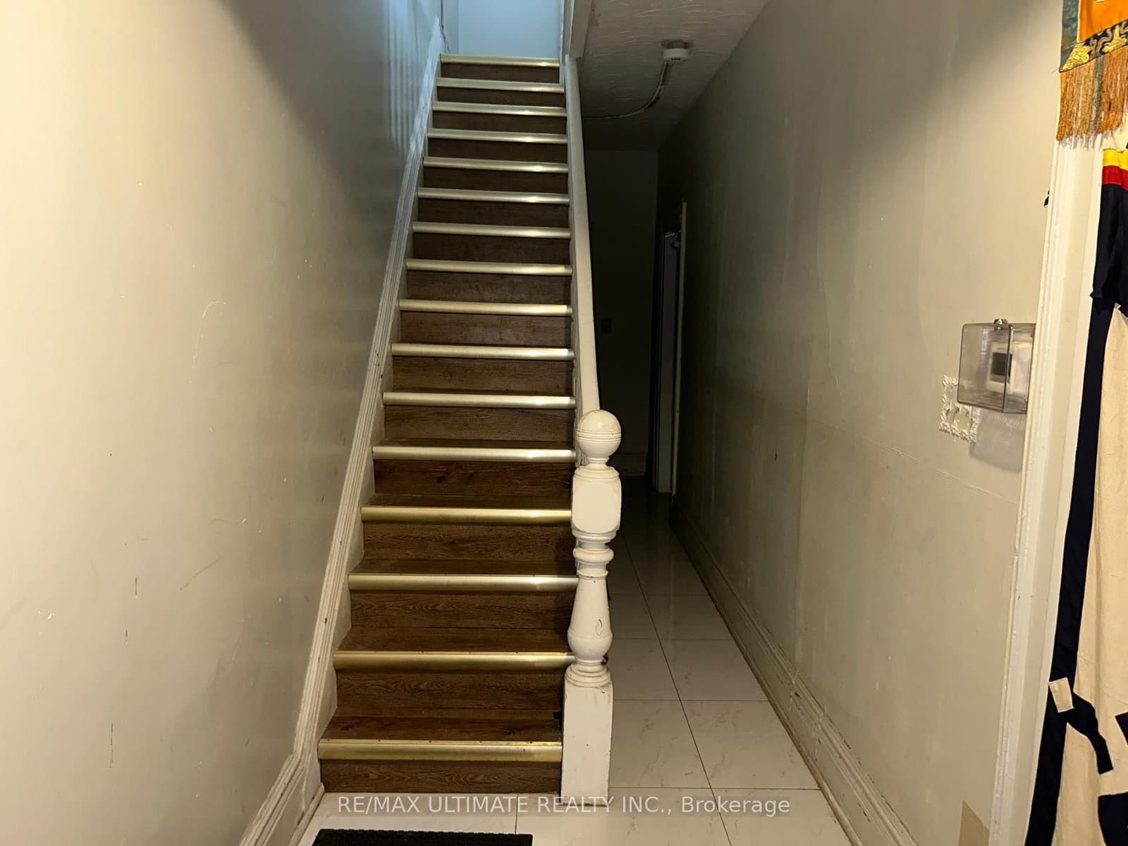 120 Lansdowne Avenue, Unit 2nd Floor - Image 2