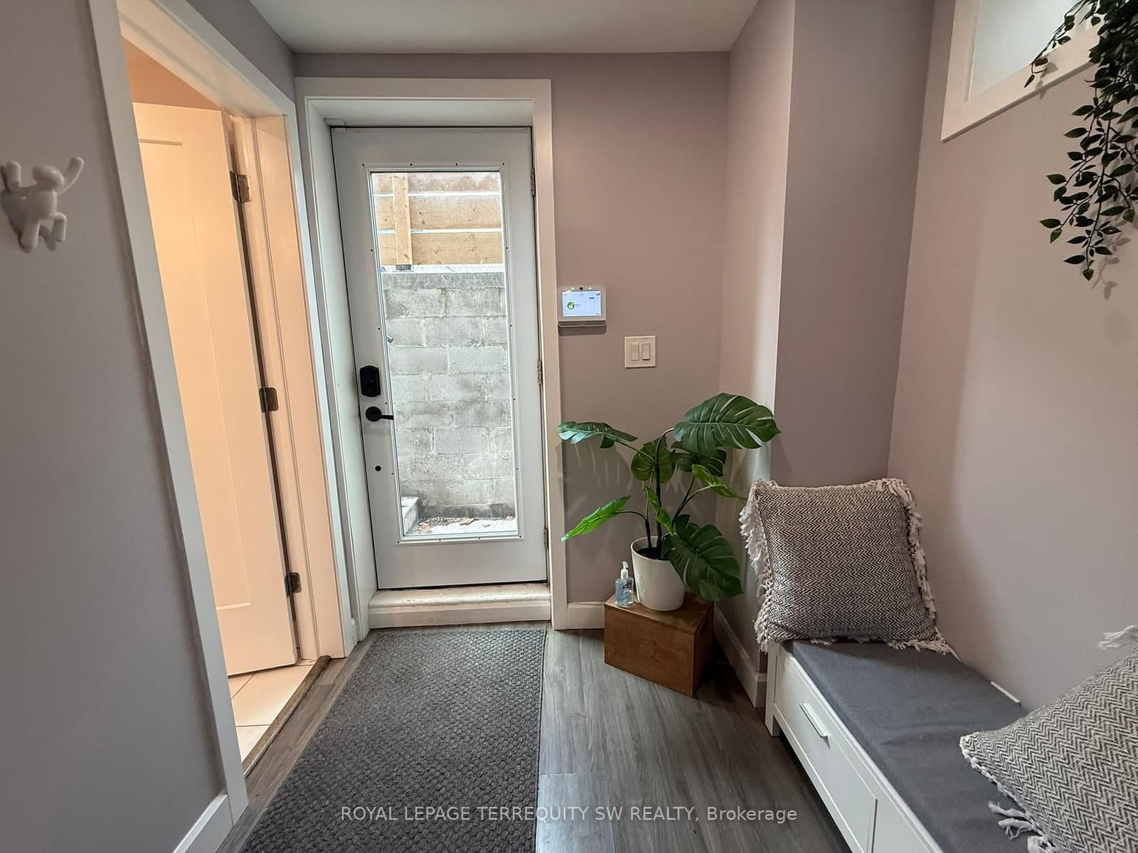 2134 Dundas Street W, Unit Unit 1 Lower - Image 4