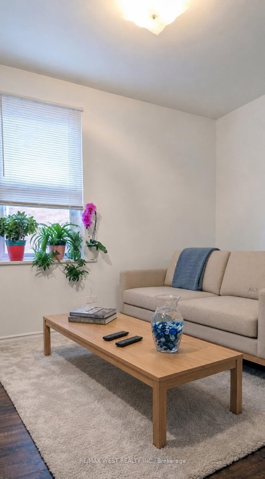 321 Caledonia Road, Unit upper - Image 5