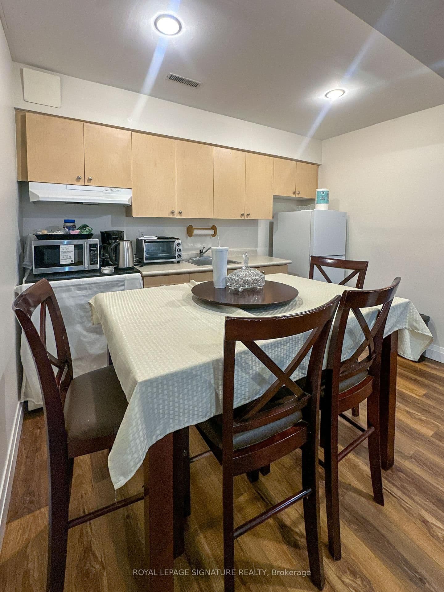 3974 Foxwood Avenue, Unit Bsmt - Image 6