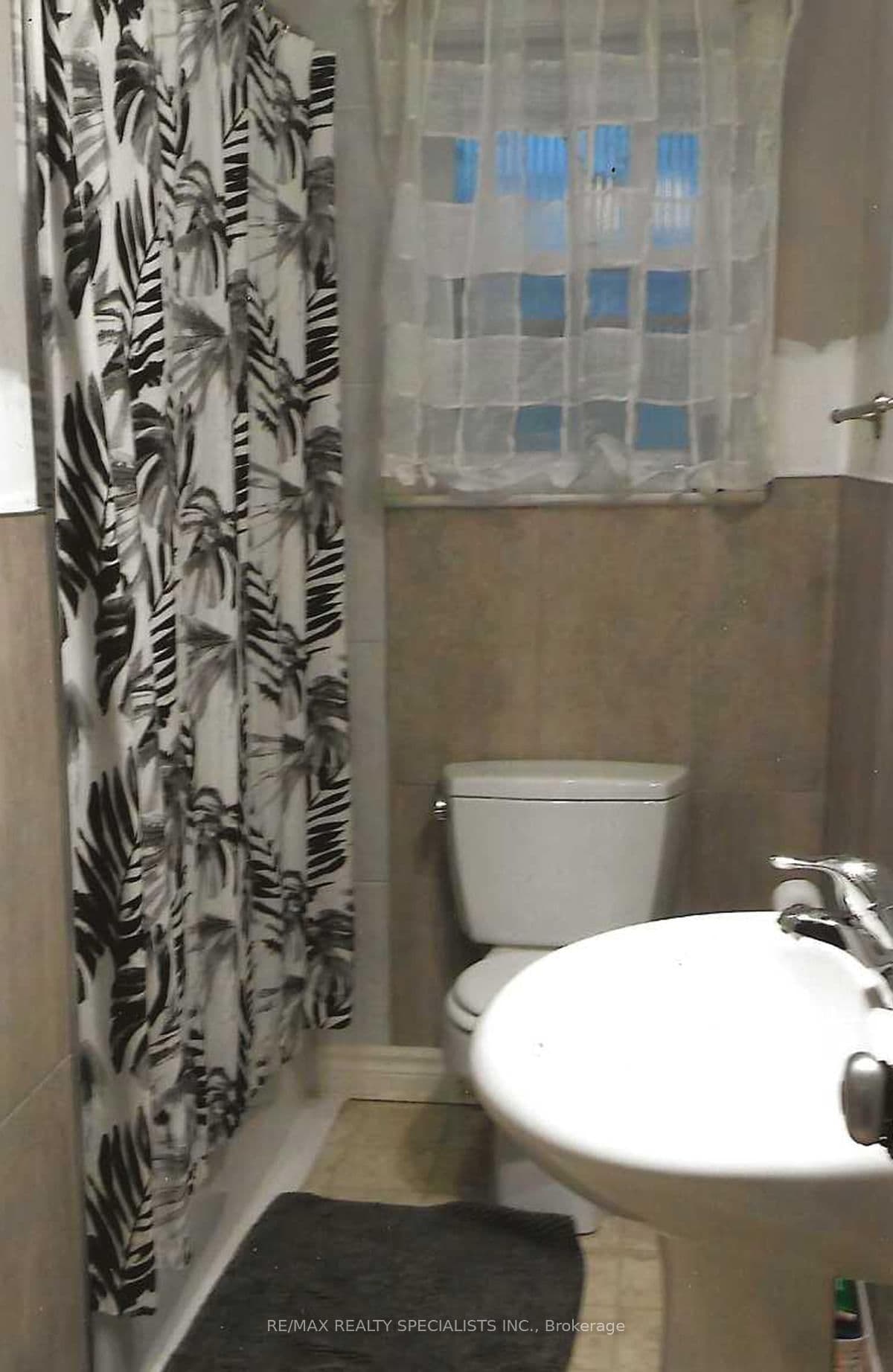 16 Wellington Street E - Image 6