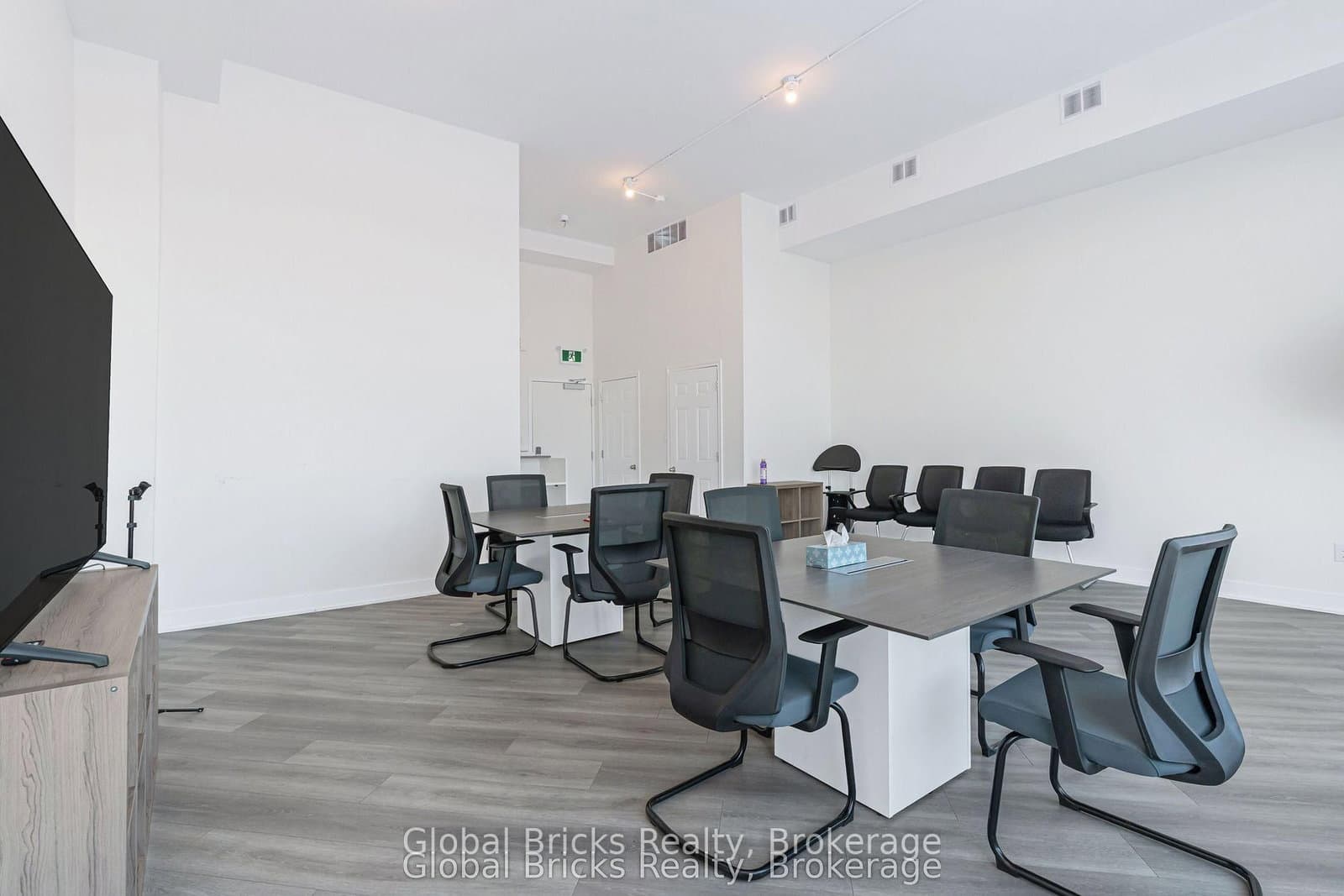 49 Burnhamthorpe Road E - Image 6