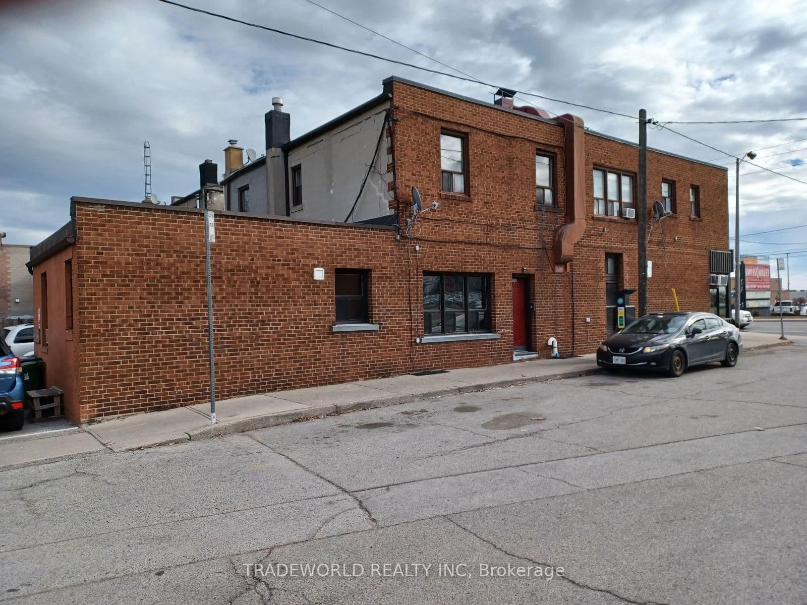 1260 The Queensway - Image 2