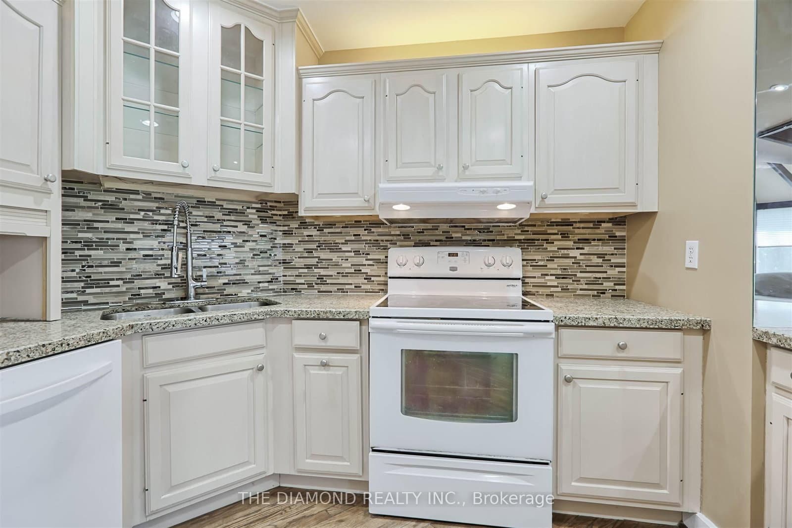 3927 Bloor Street W - Image 6