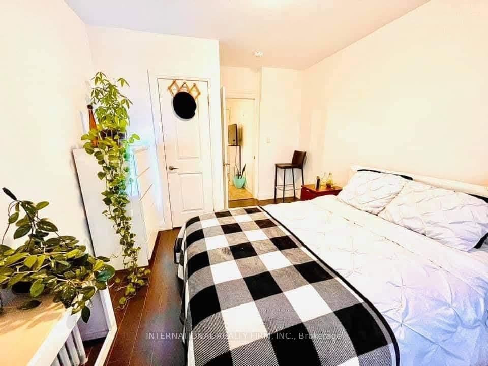 1262 Bloor Street W, Unit 2A - Image 4