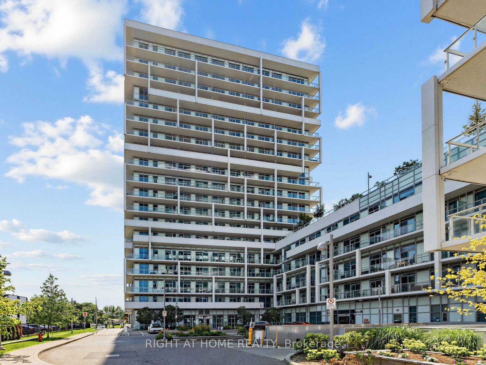 55 Speers Road, Unit LPH04 (1804) - Image 1