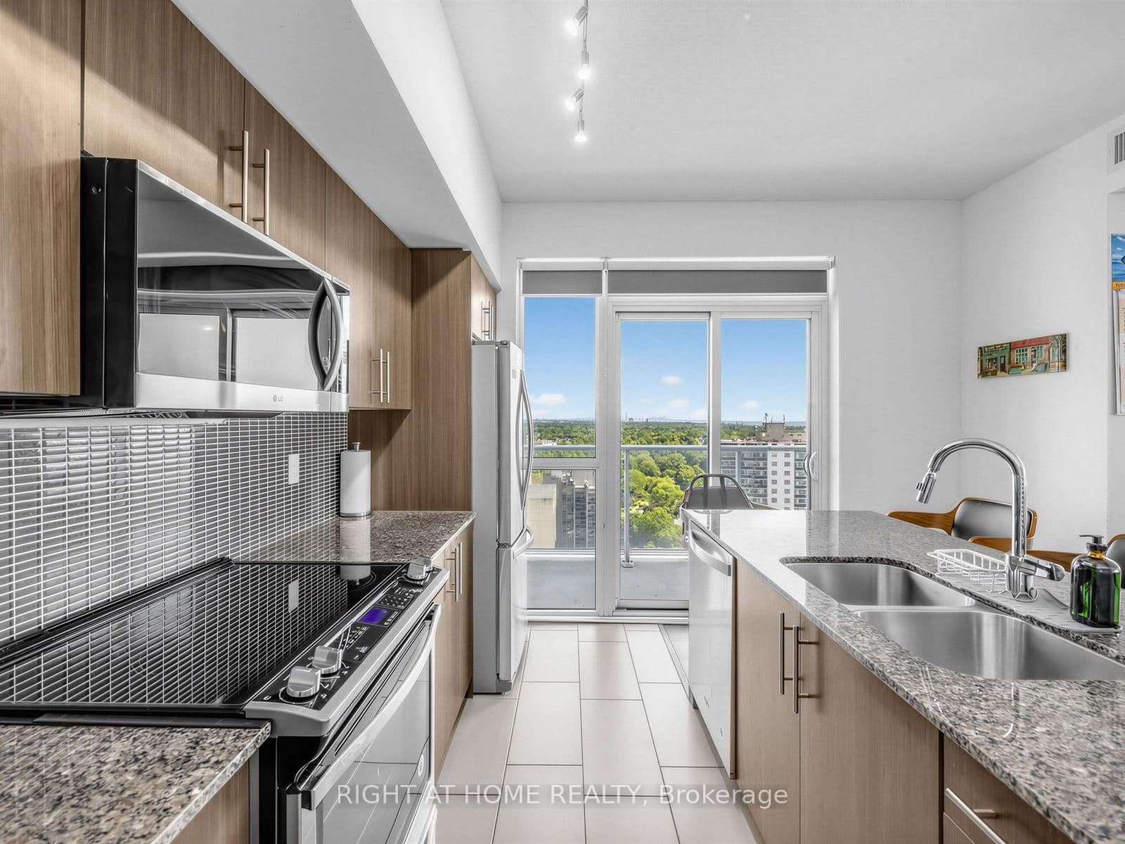 55 Speers Road, Unit LPH04 (1804) - Image 3