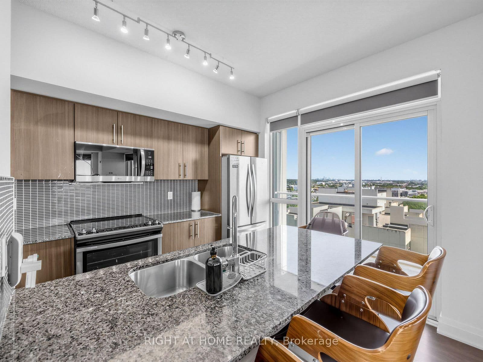 55 Speers Road, Unit LPH04 (1804) - Image 5