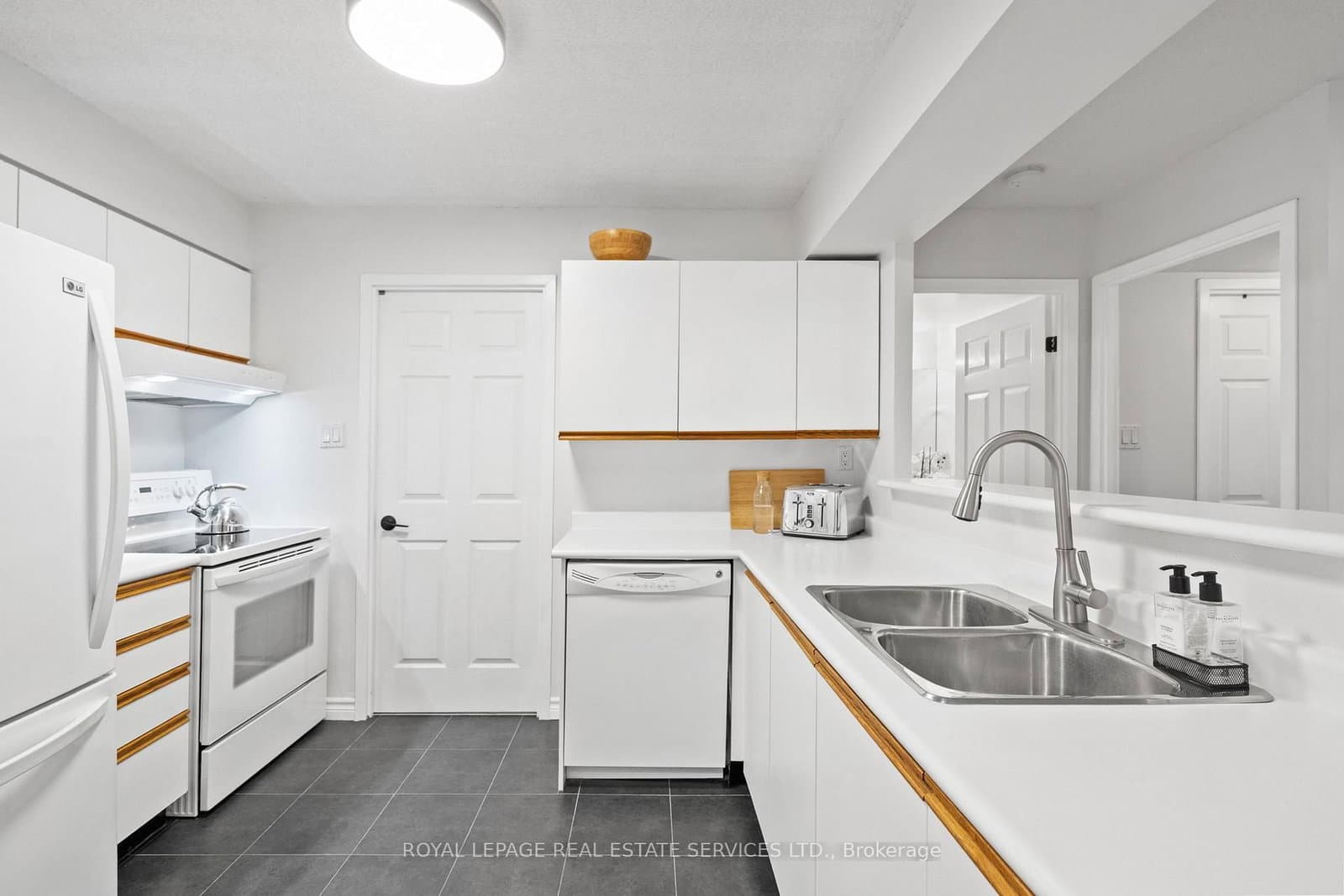 185 Robinson Street, Unit 202 - Image 4