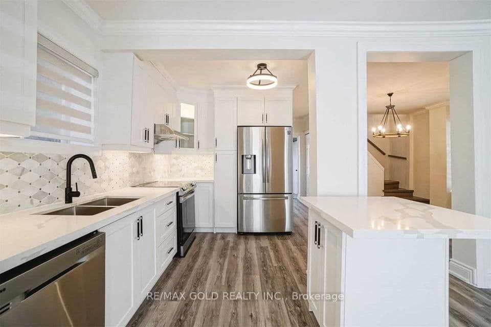 4 Adamson Street S - Image 1