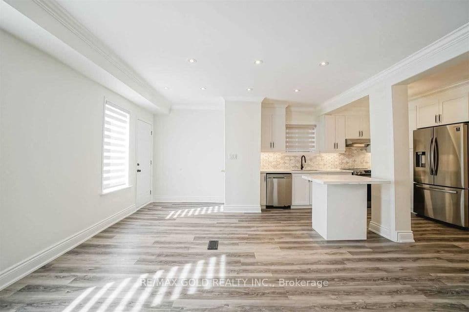4 Adamson Street S - Image 5