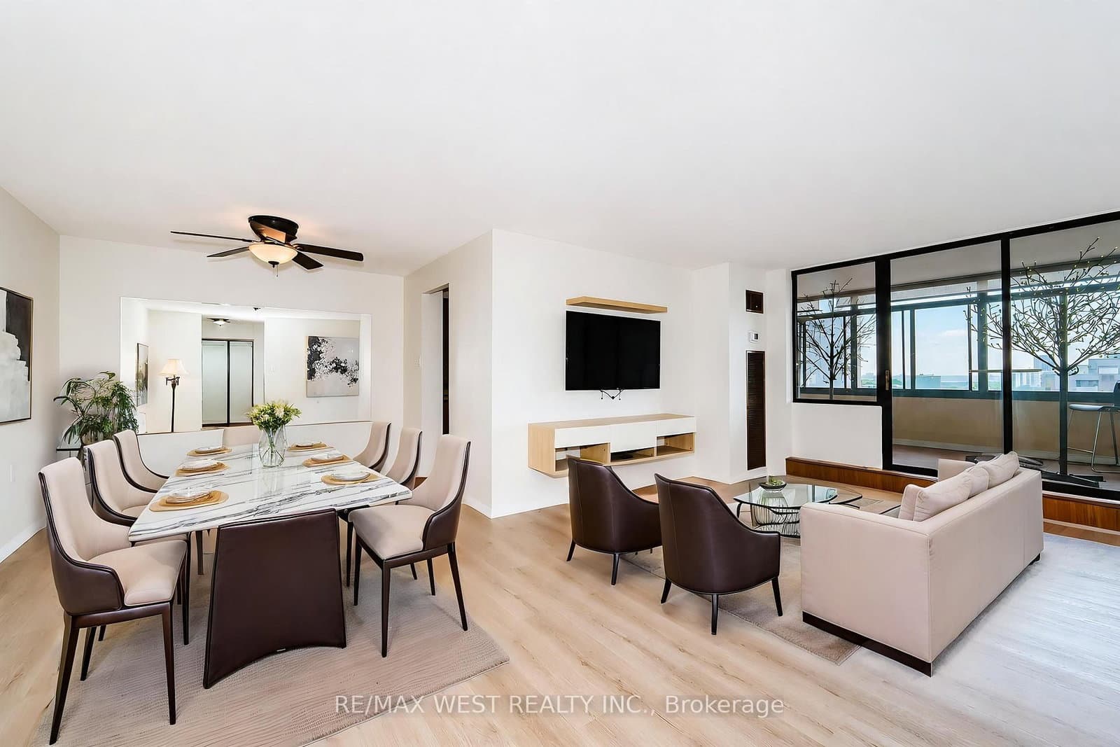 18 Knightsbridge Road, Unit 1604 - Image 2