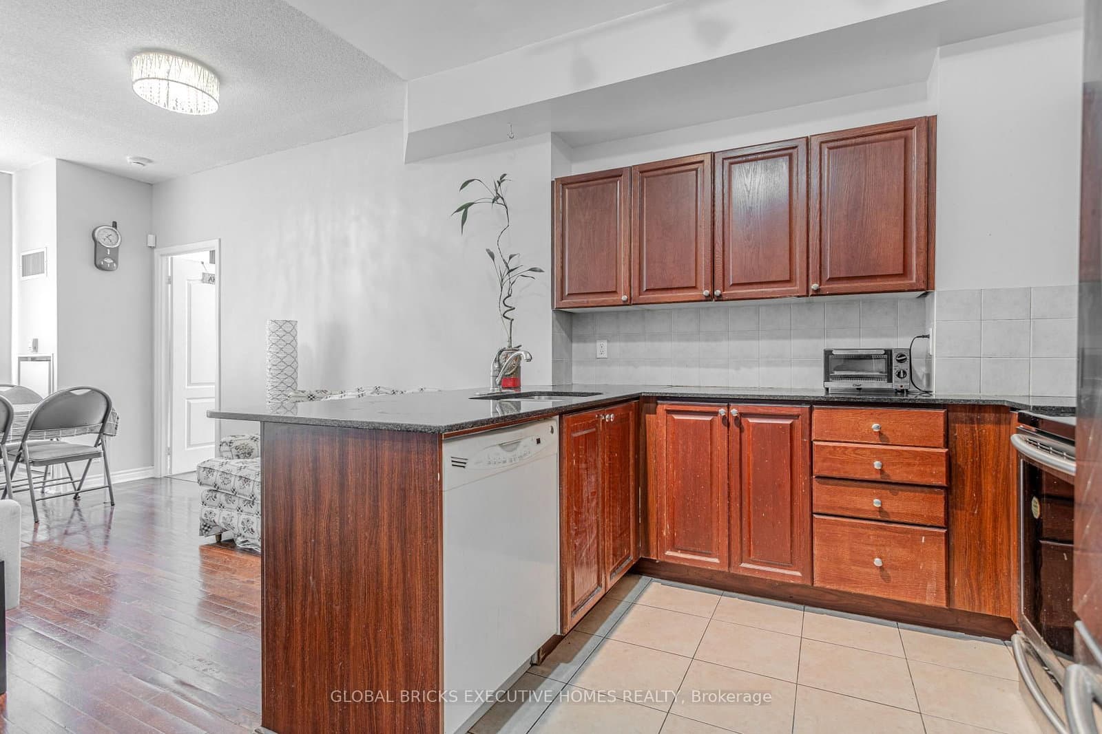 33 Elm Drive W - Image 4