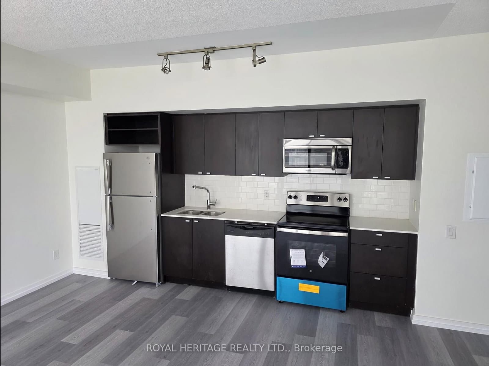 105 Queensway Avenue, Unit 1216 - Image 6