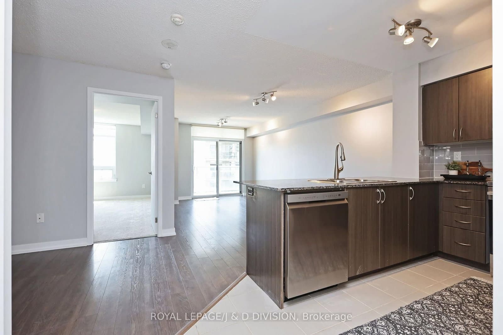 816 Lansdowne Avenue, Unit 511 - Image 4