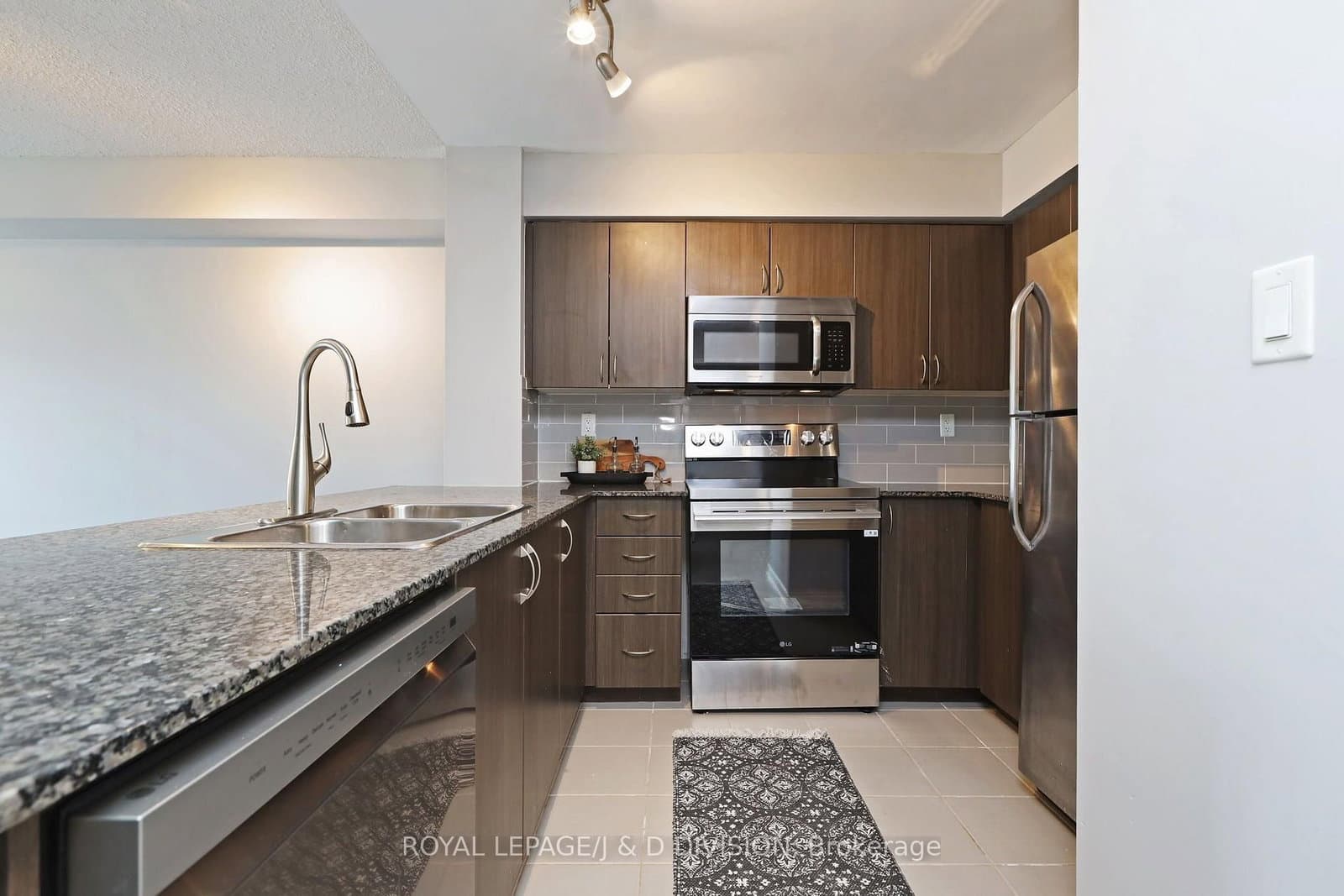 816 Lansdowne Avenue, Unit 511 - Image 5