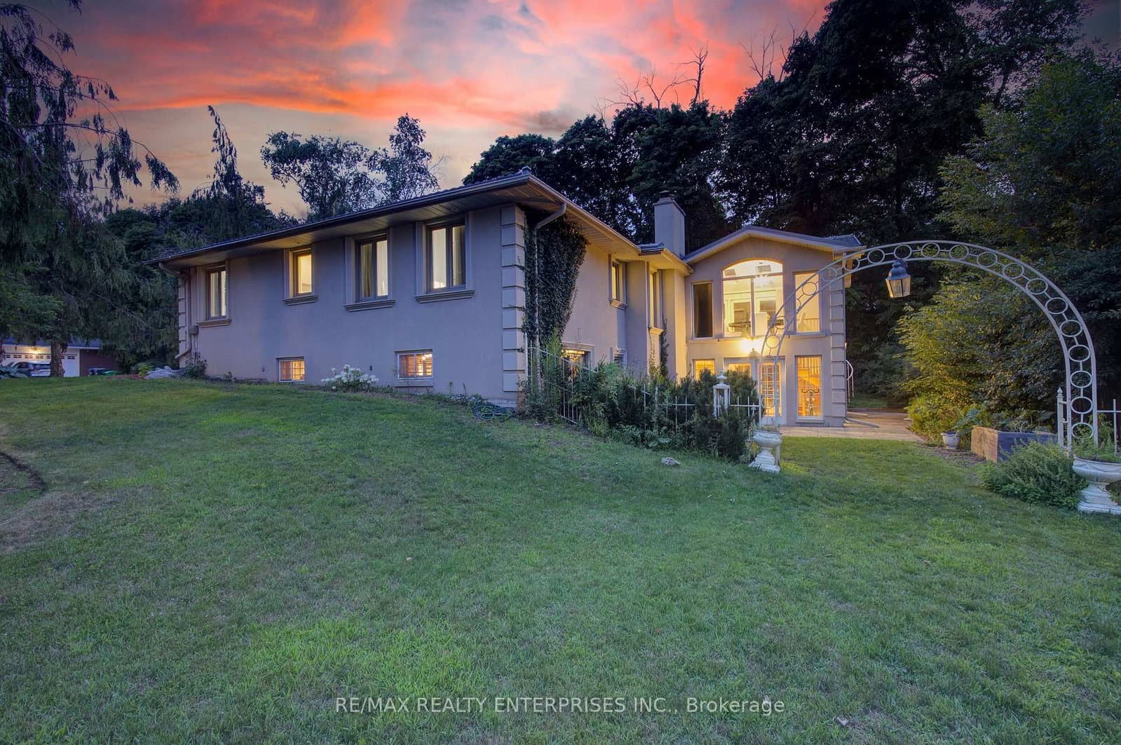 551 Cochise Crescent - Image 2