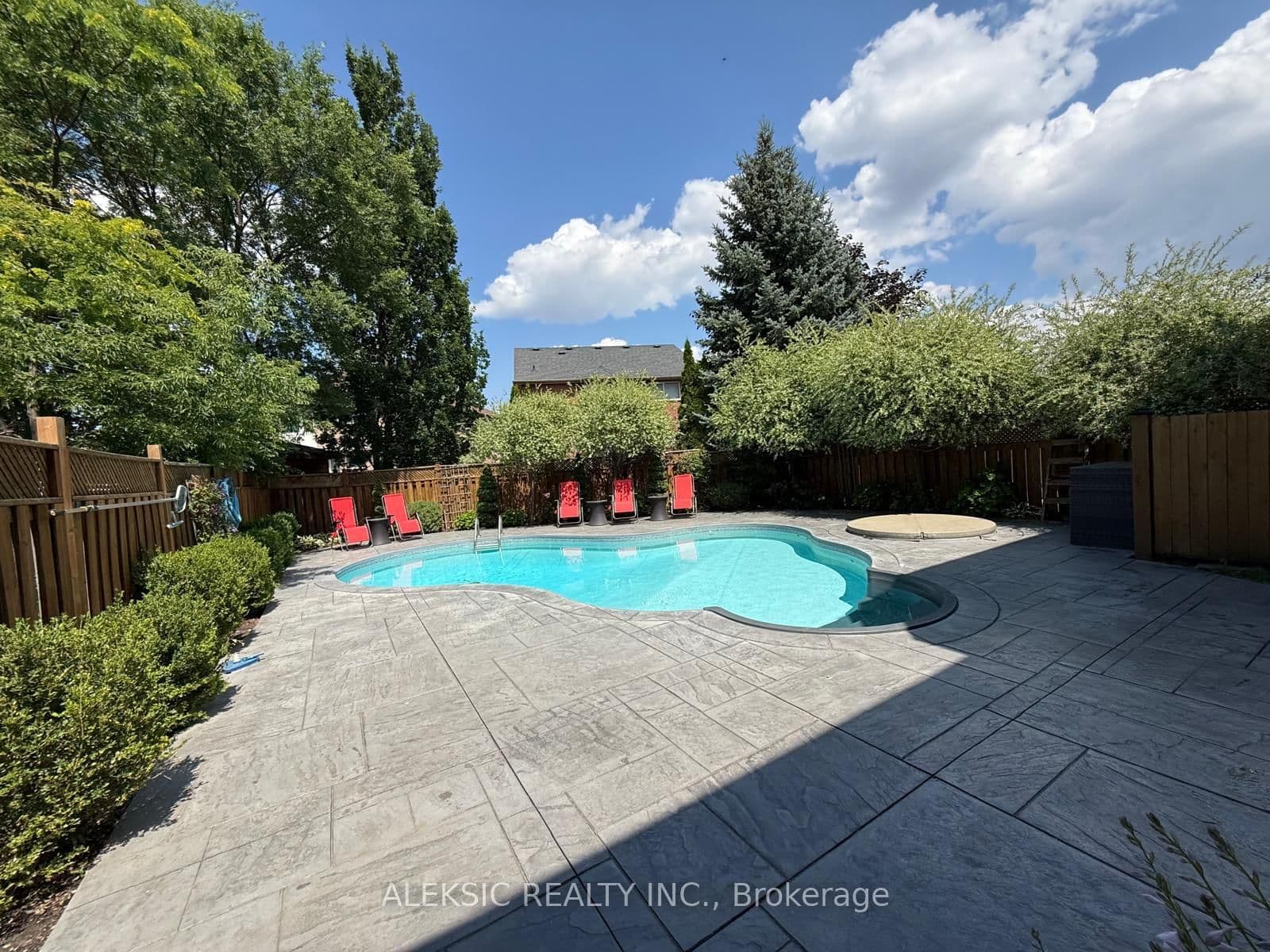 33 Hillpath Crescent - Image 3
