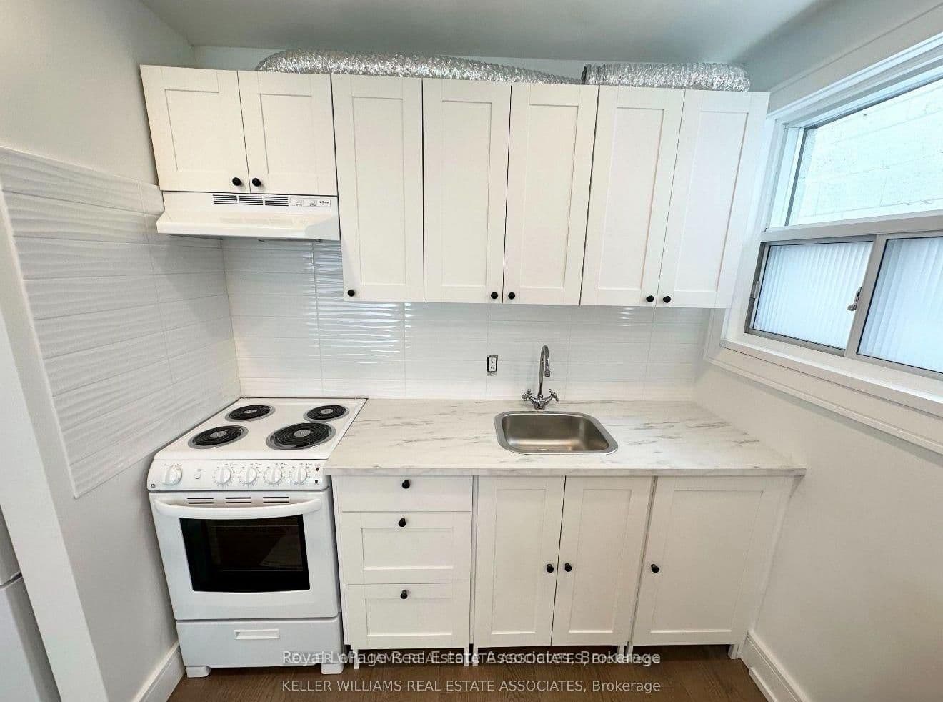 237 Lakeshore Road E, Unit 4 - Image 2