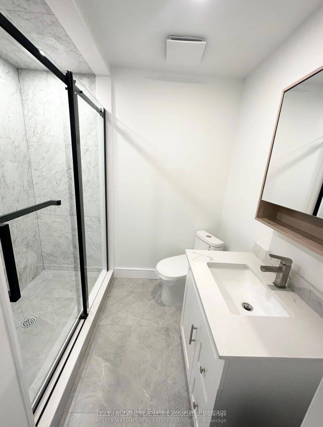 237 Lakeshore Road E, Unit 4 - Image 3