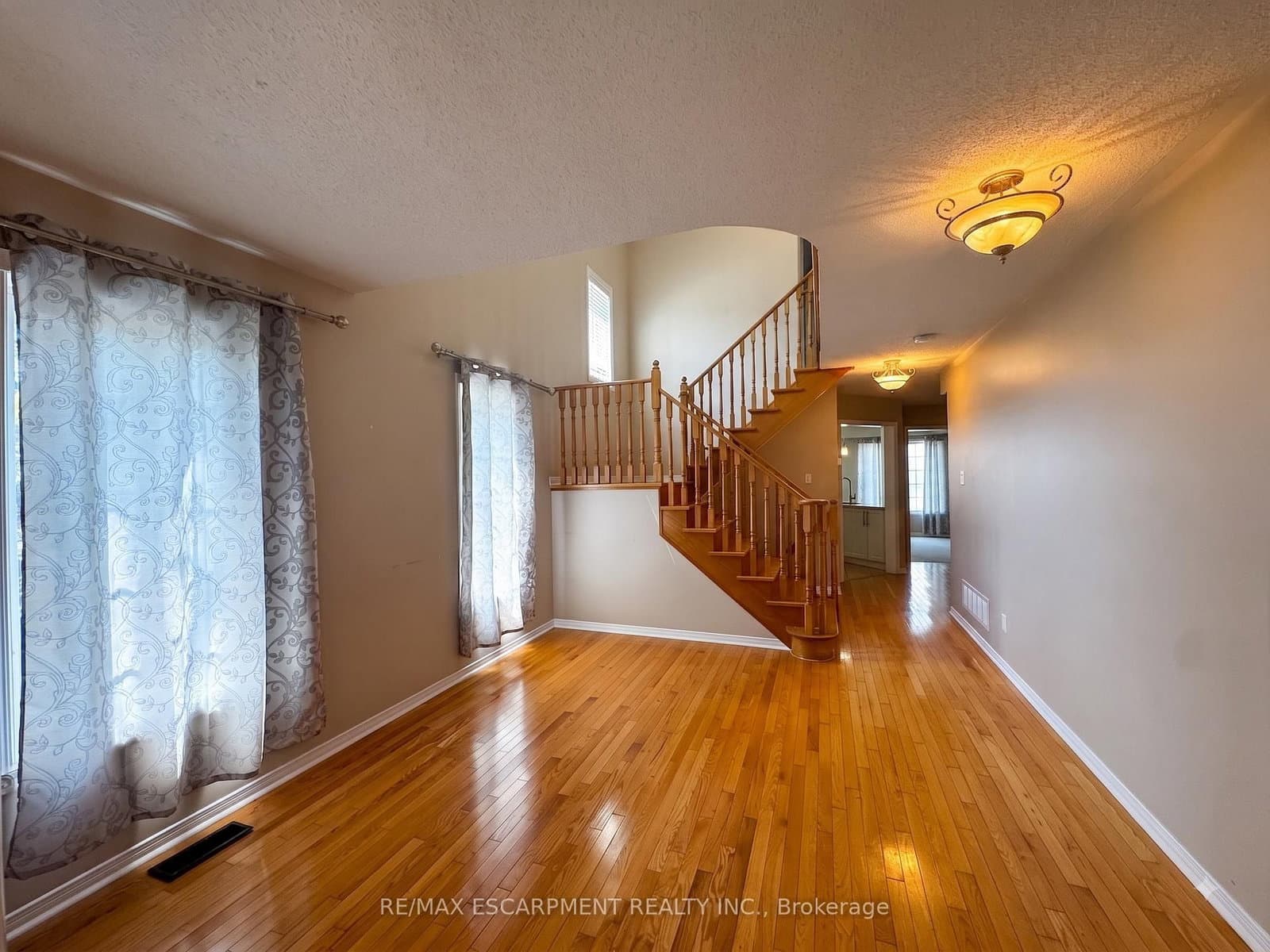 56 Peachleaf Crescent - Image 3