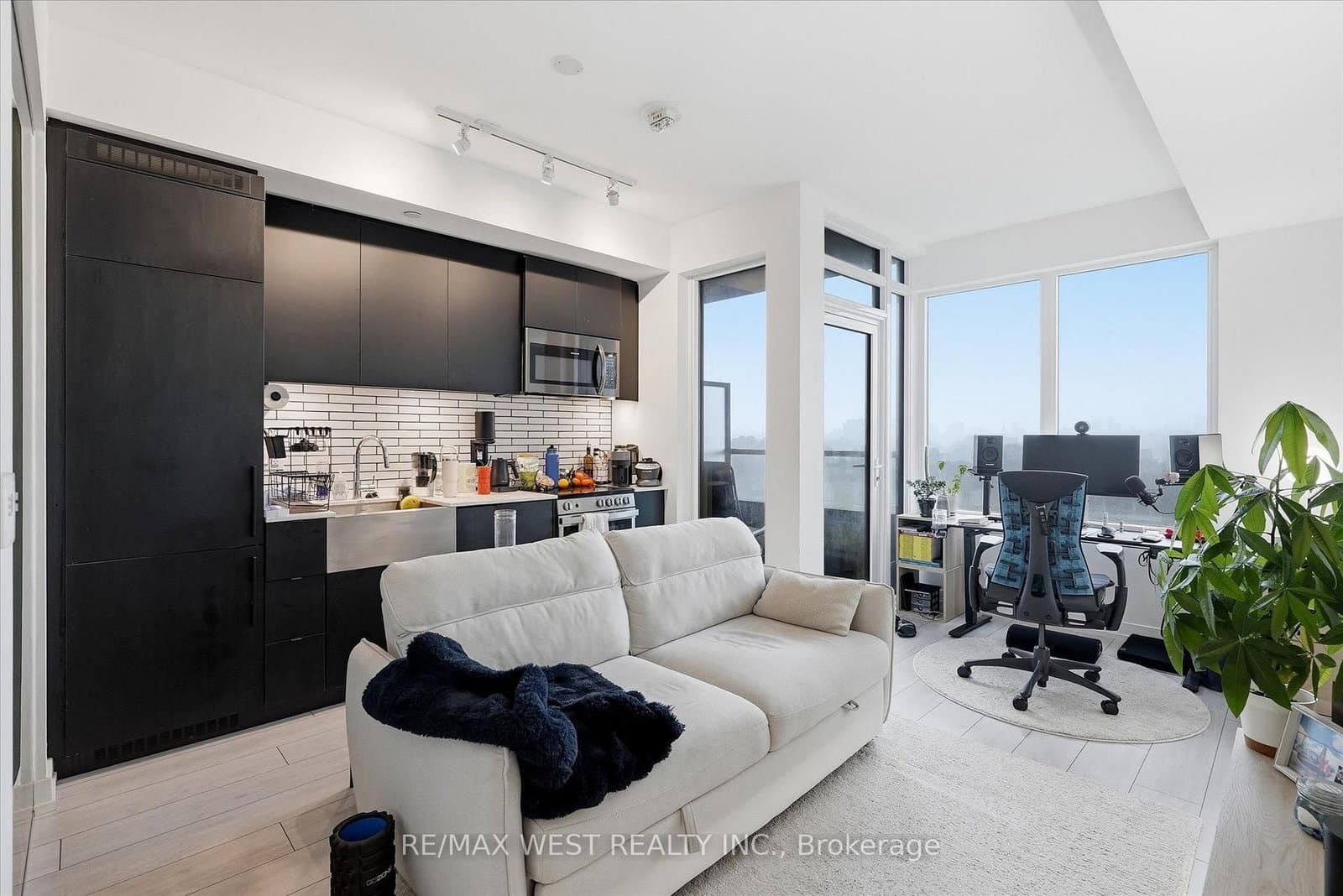 270 Dufferin Street, Unit 819 - Image 4
