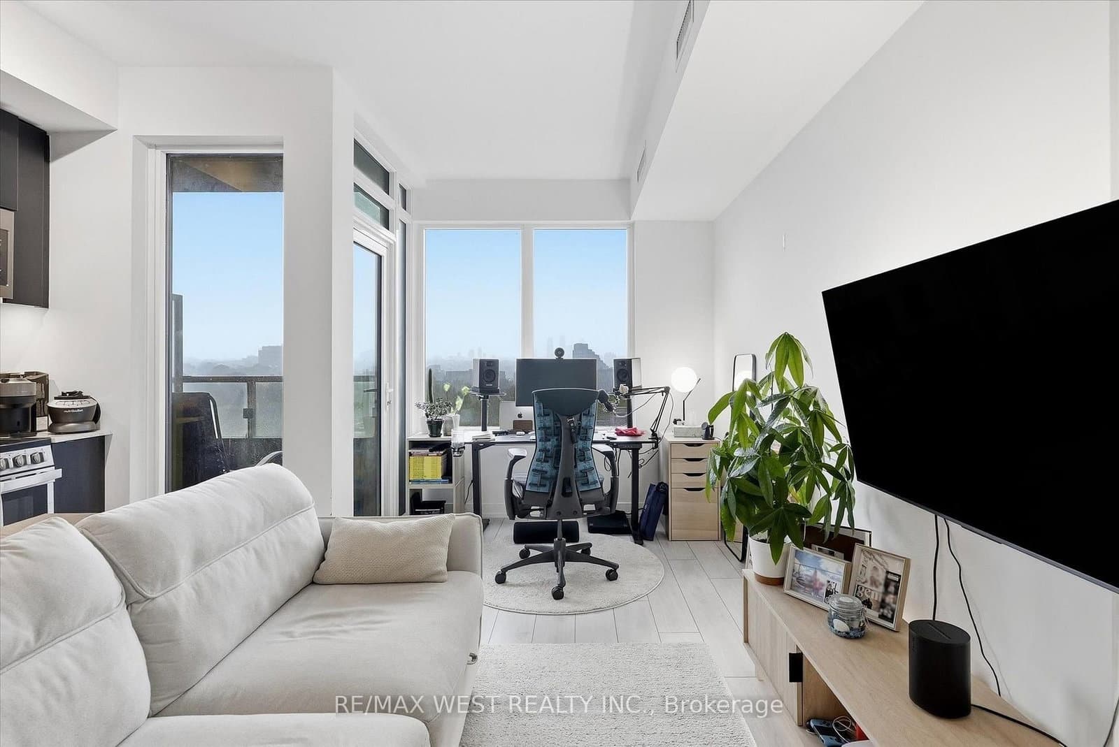 270 Dufferin Street, Unit 819 - Image 5