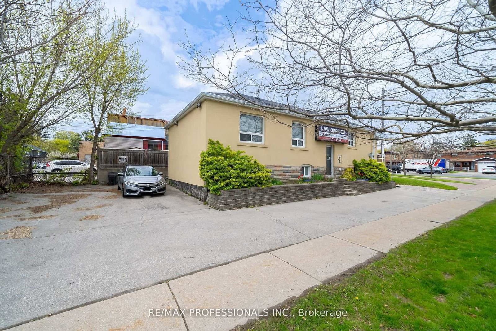 586 Browns Line - Image 3