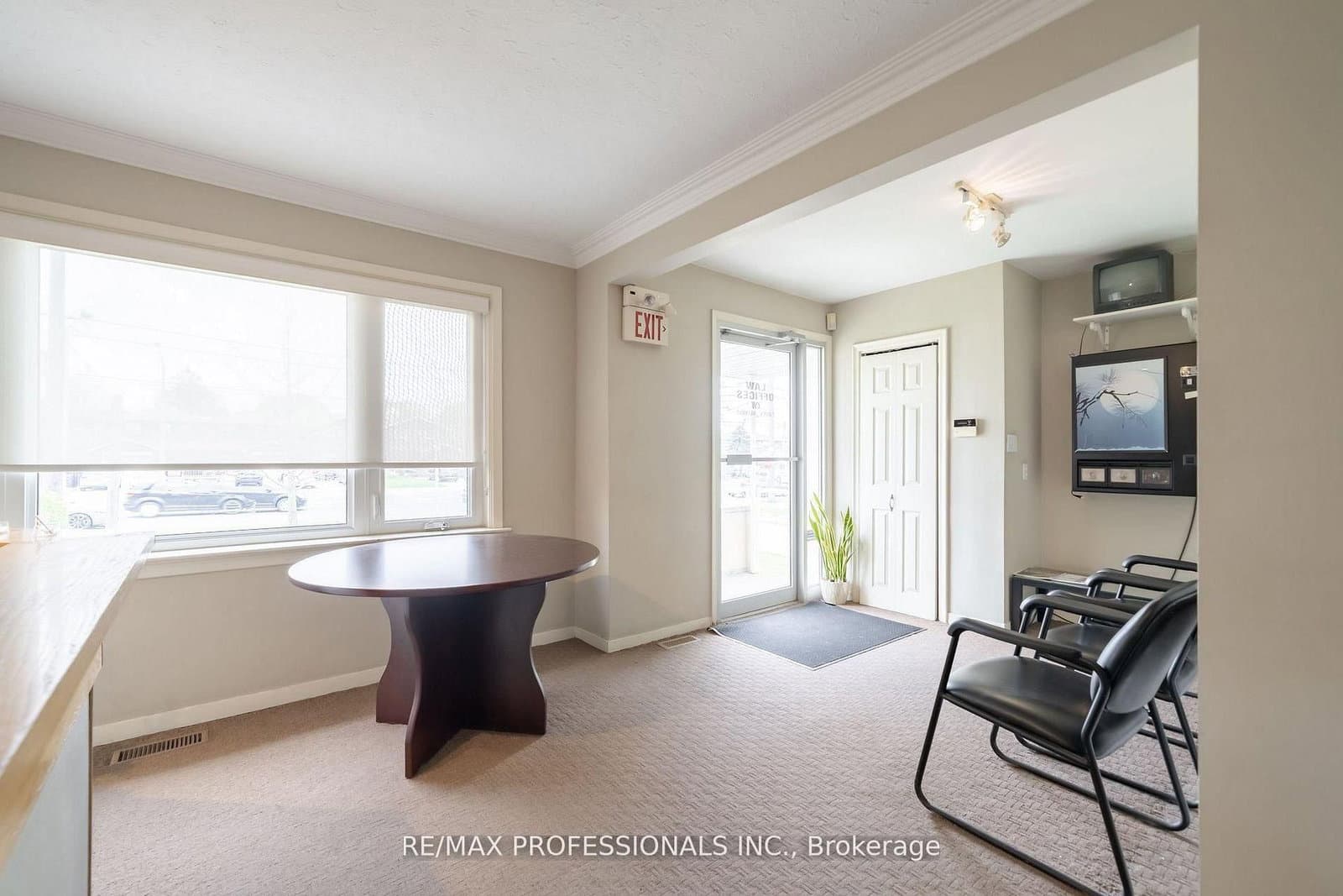 586 Browns Line - Image 6