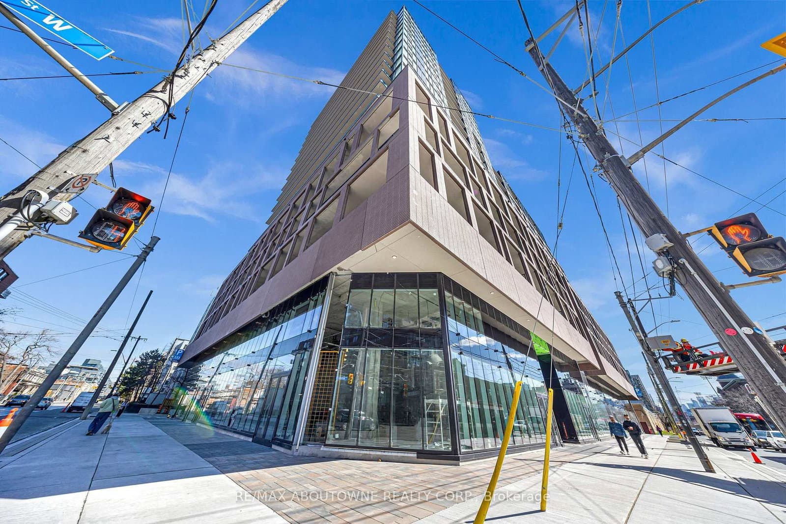 285 Dufferin Street W, Unit 425 - Image 1
