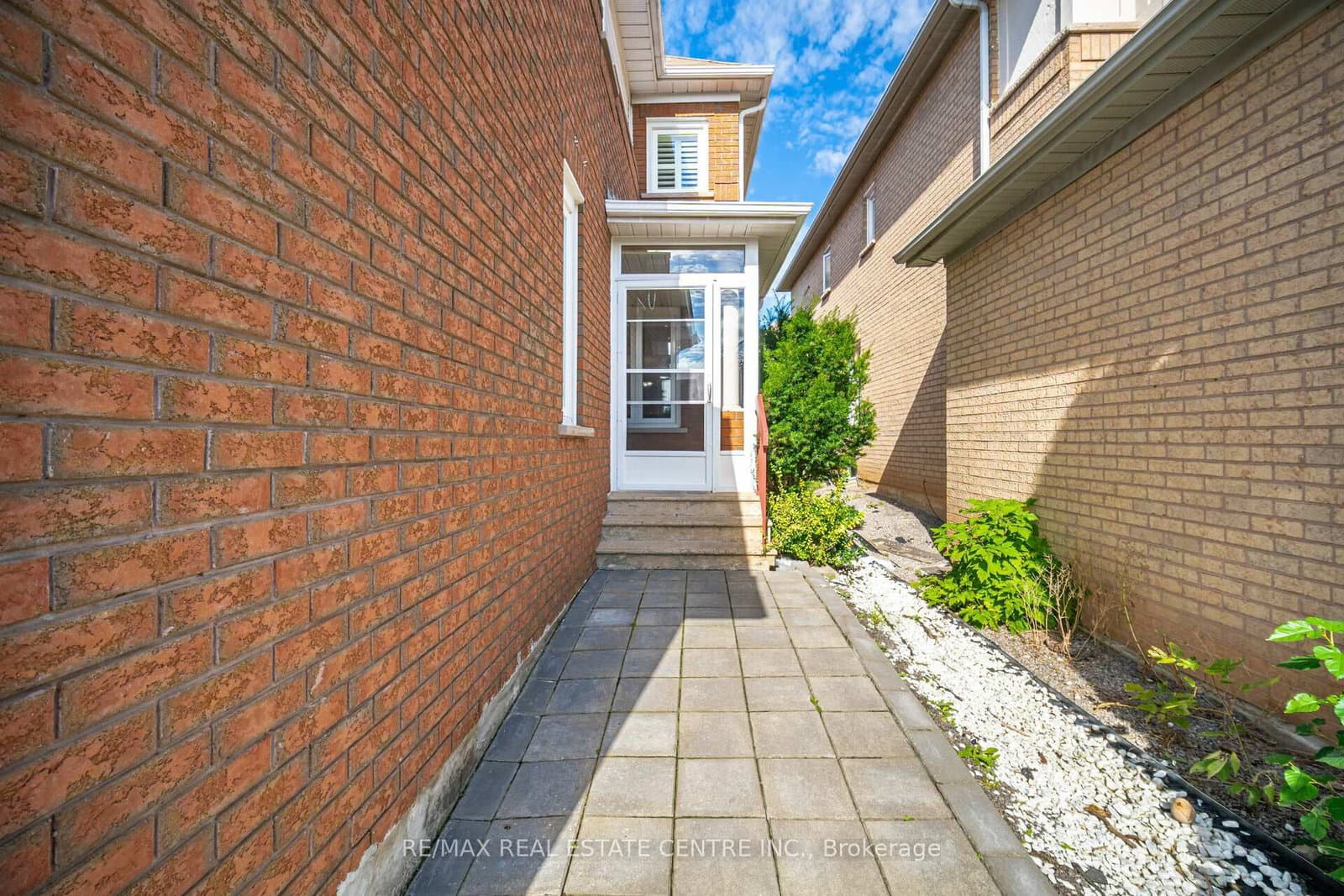 2485 Strathmore Crescent N - Image 5