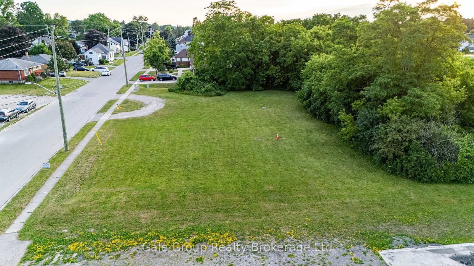 877 Dufferin Street - Image 1
