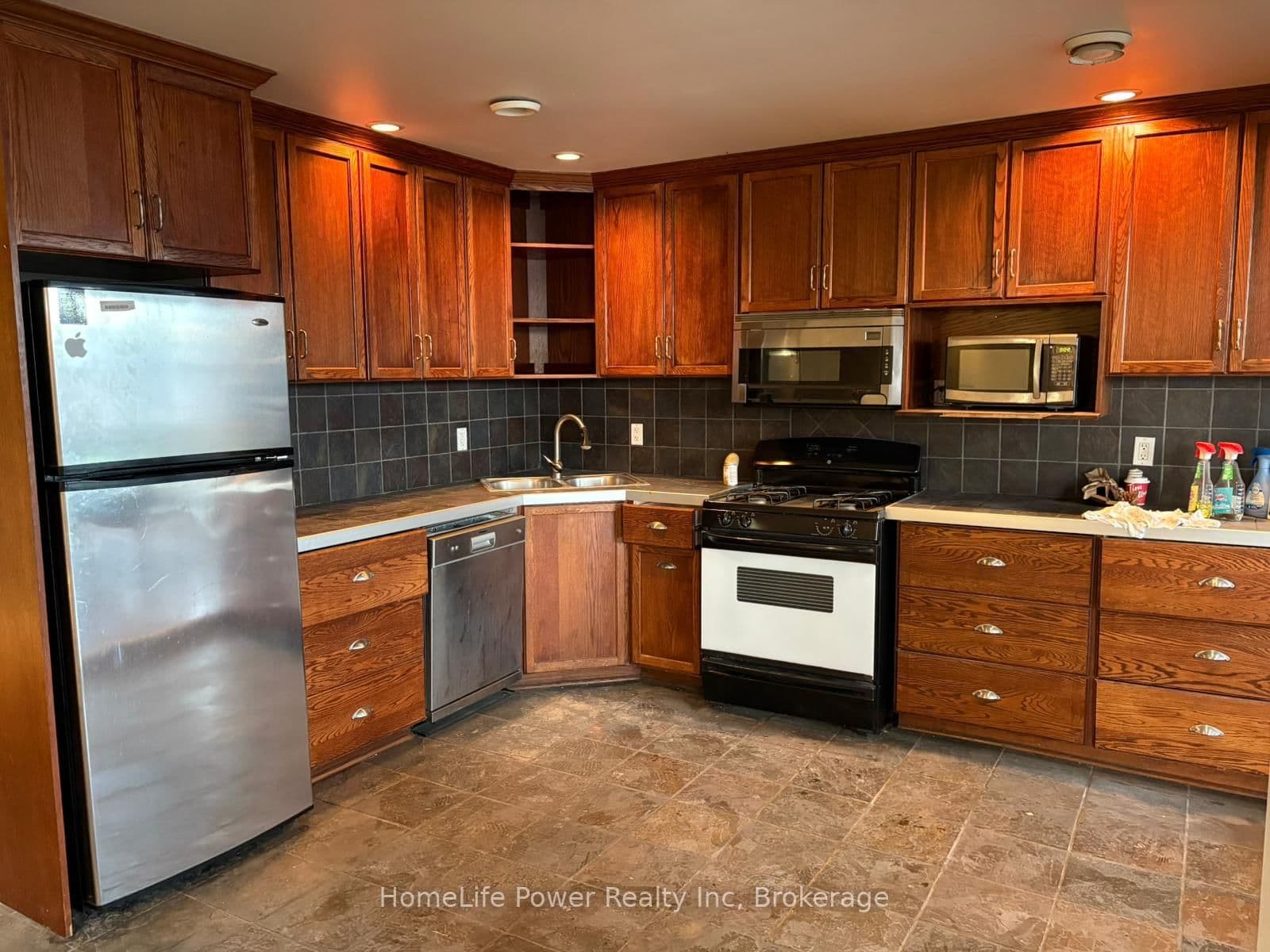 1426 Victoria Street N, Unit Upper Unit - Image 3