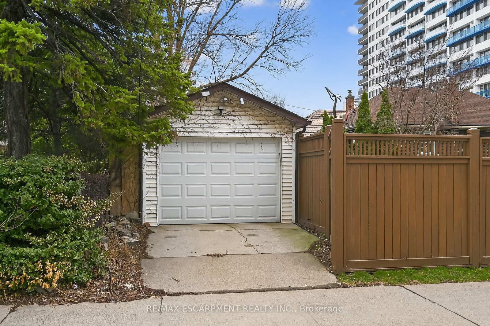 144 Hunter Street W - Image 4