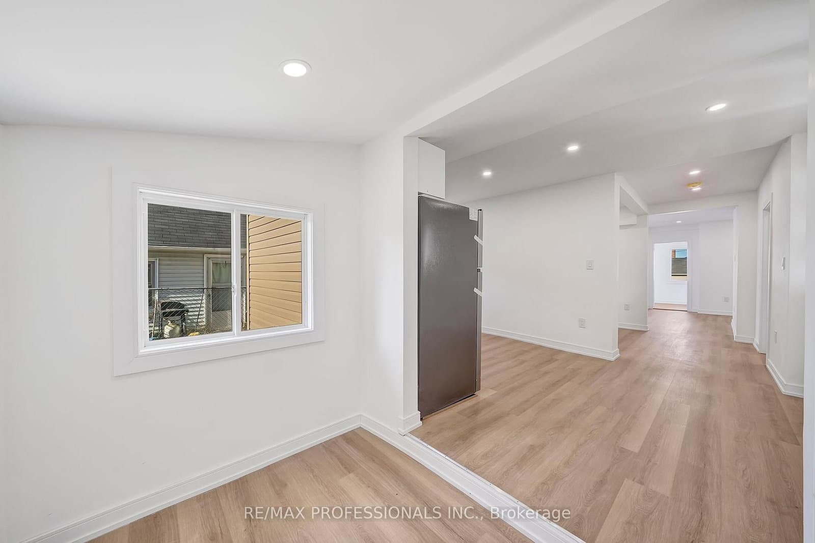 27 Oakdale Avenue, Unit Apartment B - Image 2