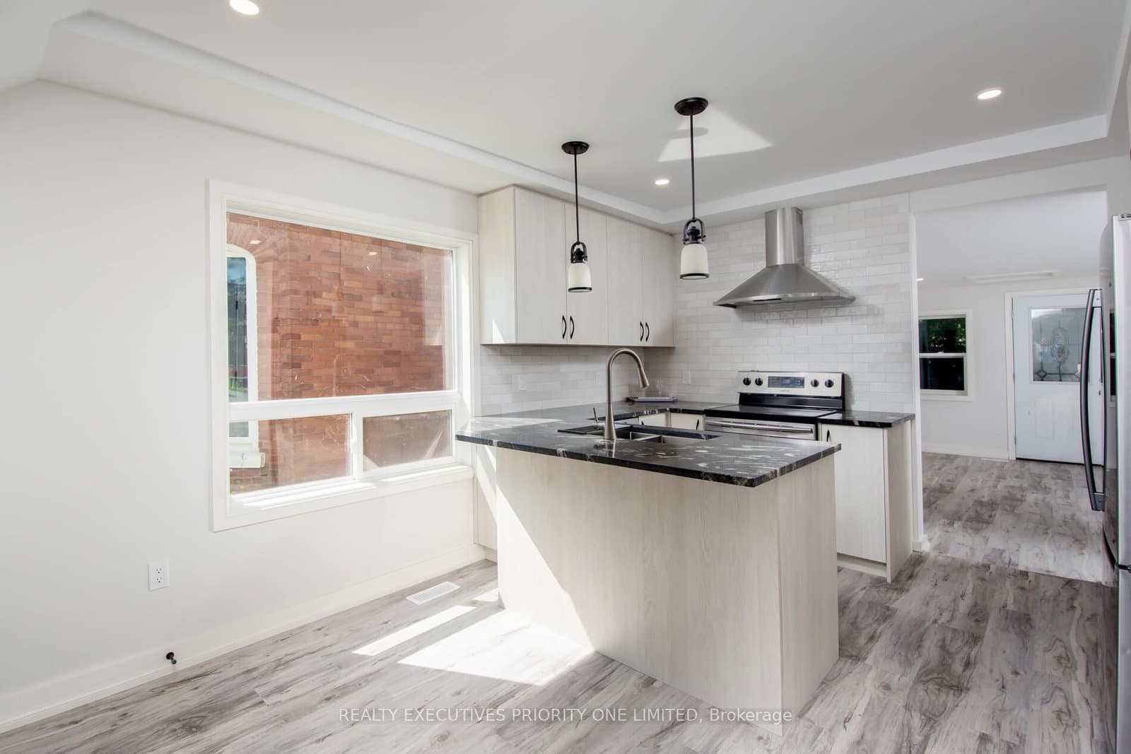 152 Main Street W - Image 3