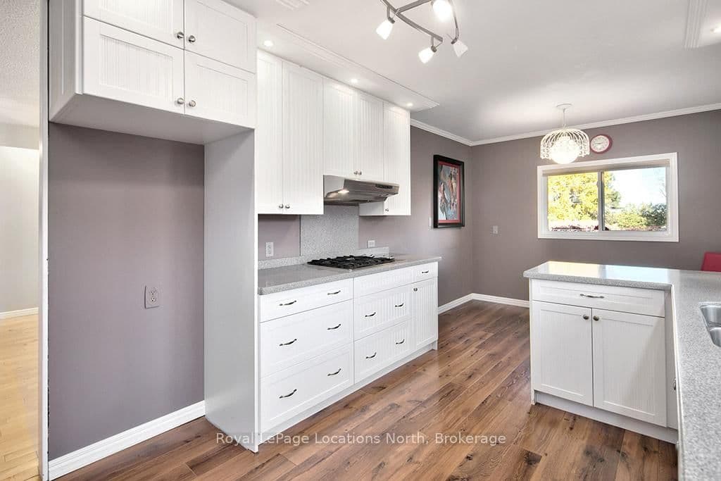 15 Wellington Street S - Image 5
