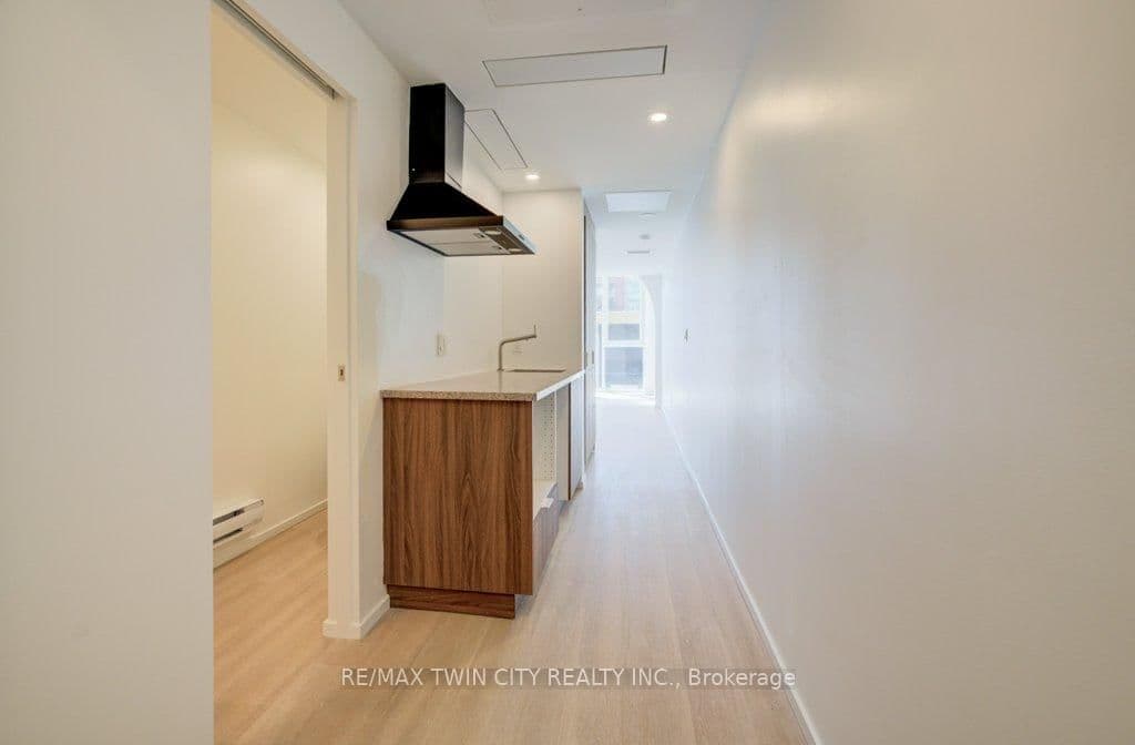 26 King Street E - Image 4