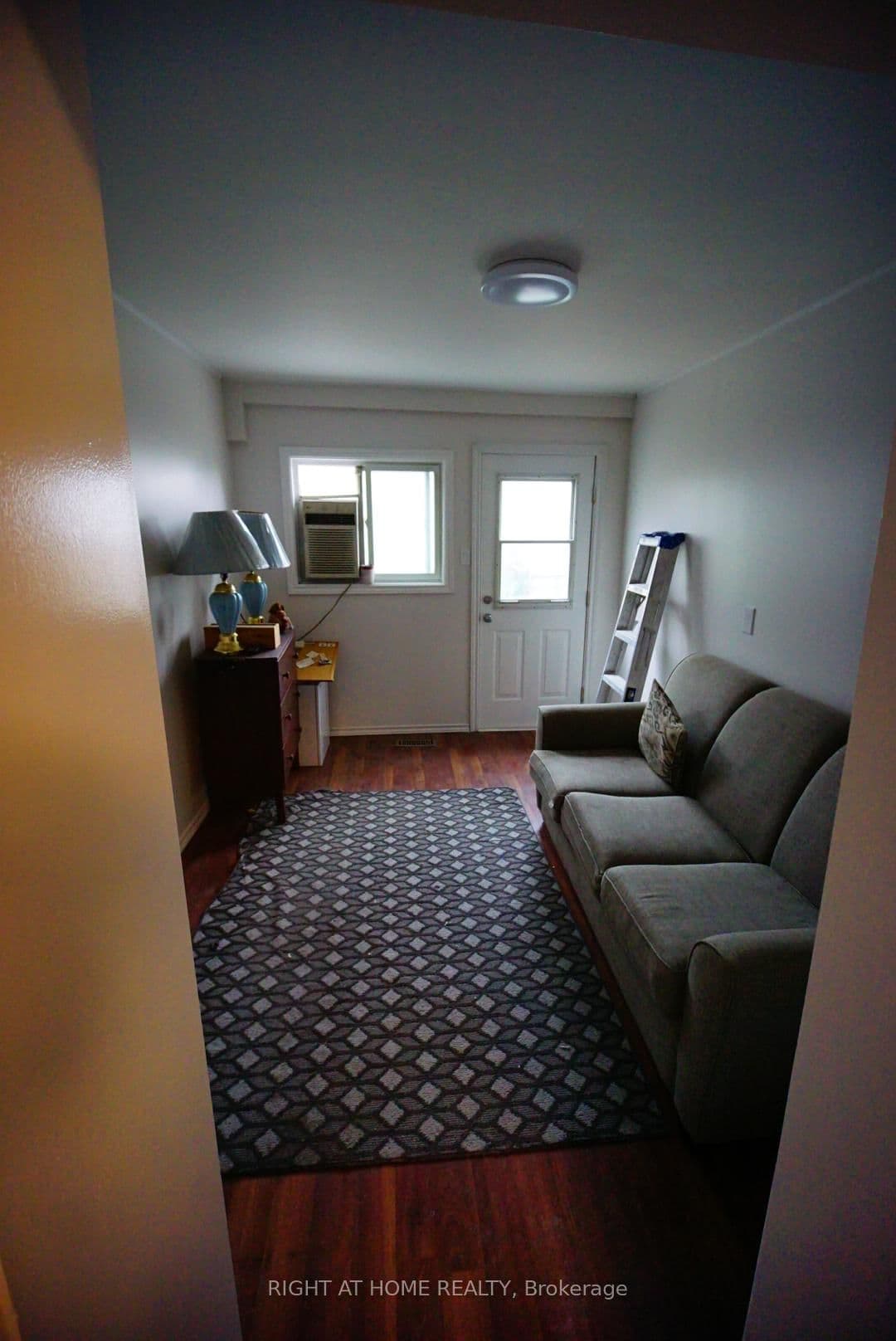 122 Eccles Street S - Image 4