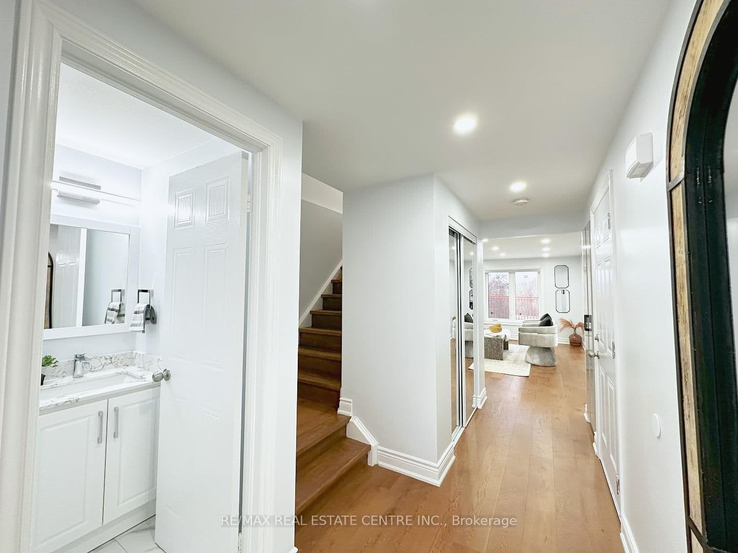 498 BANKSIDE Drive - Image 4
