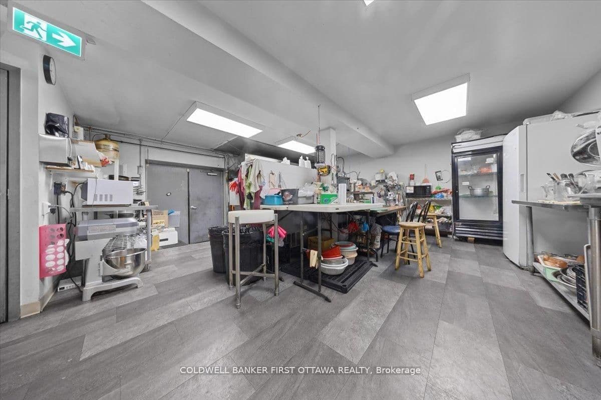 827 SOMERSET Street W - Image 6