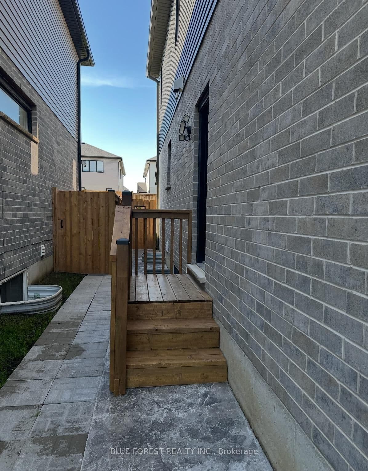 1458 Wright Crescent - Image 3