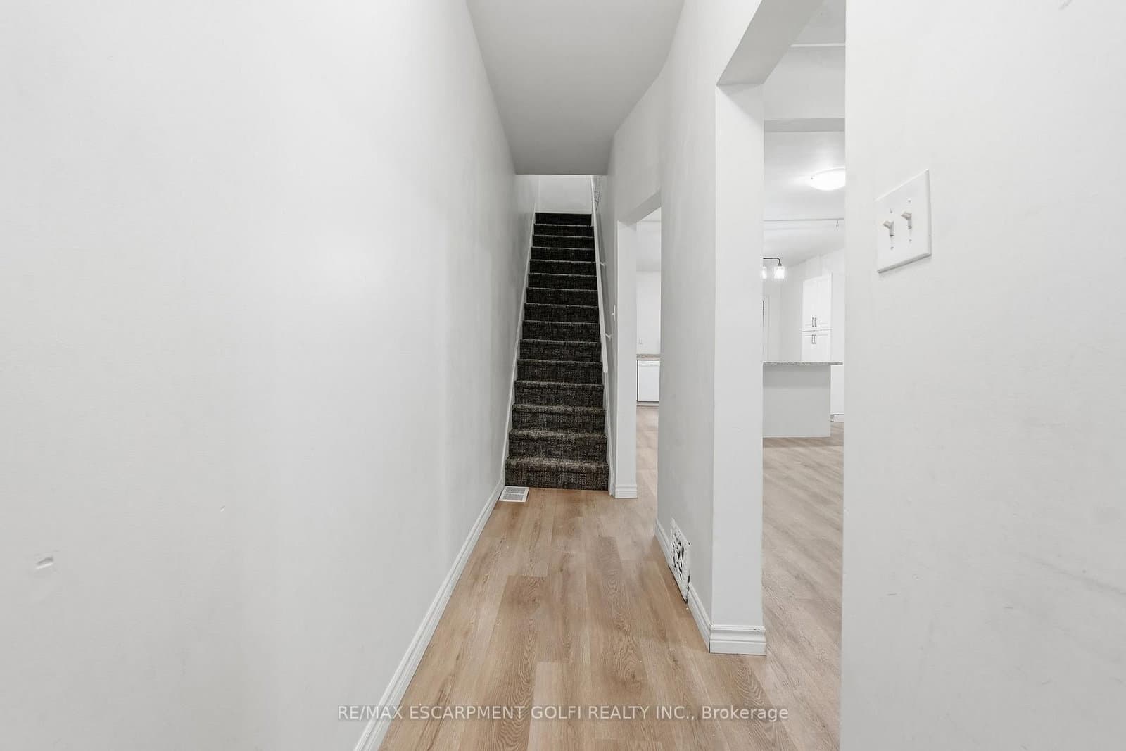 39 Burlington Street E - Image 4