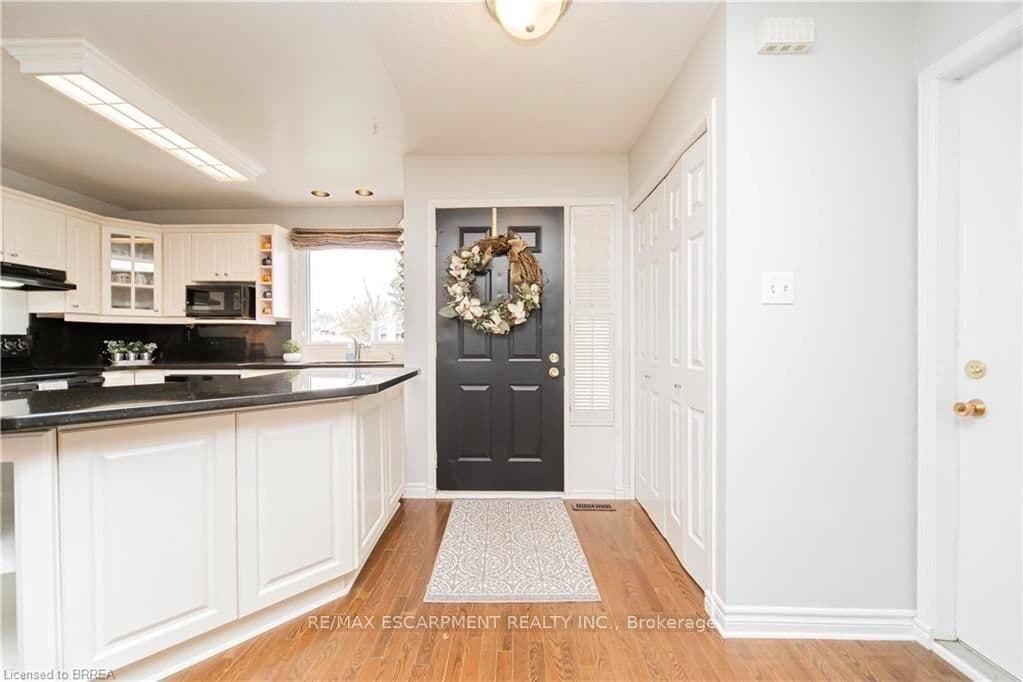 43 KANATA Crescent, Unit UPPER - Image 4