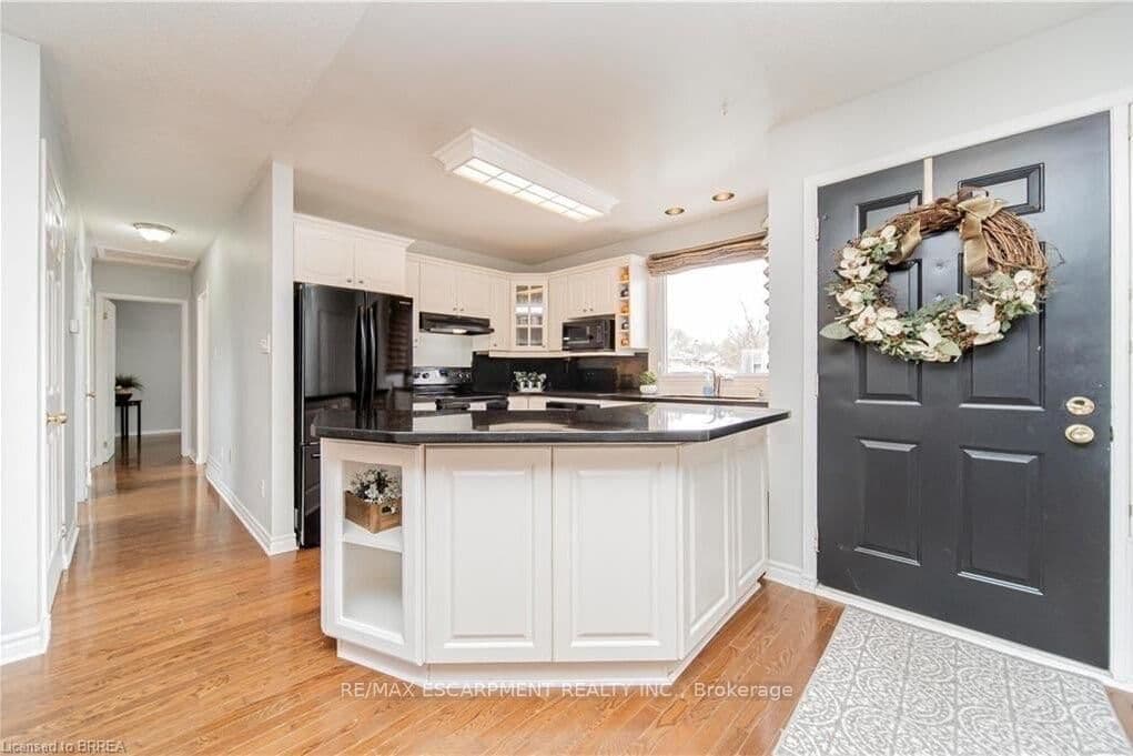 43 KANATA Crescent, Unit UPPER - Image 5