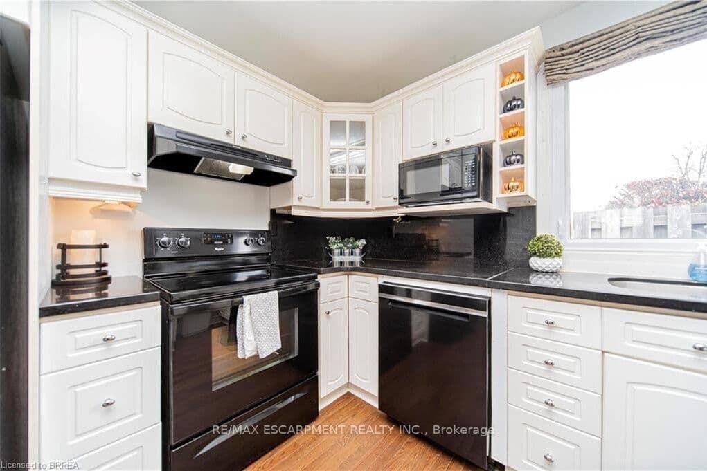 43 KANATA Crescent, Unit UPPER - Image 6