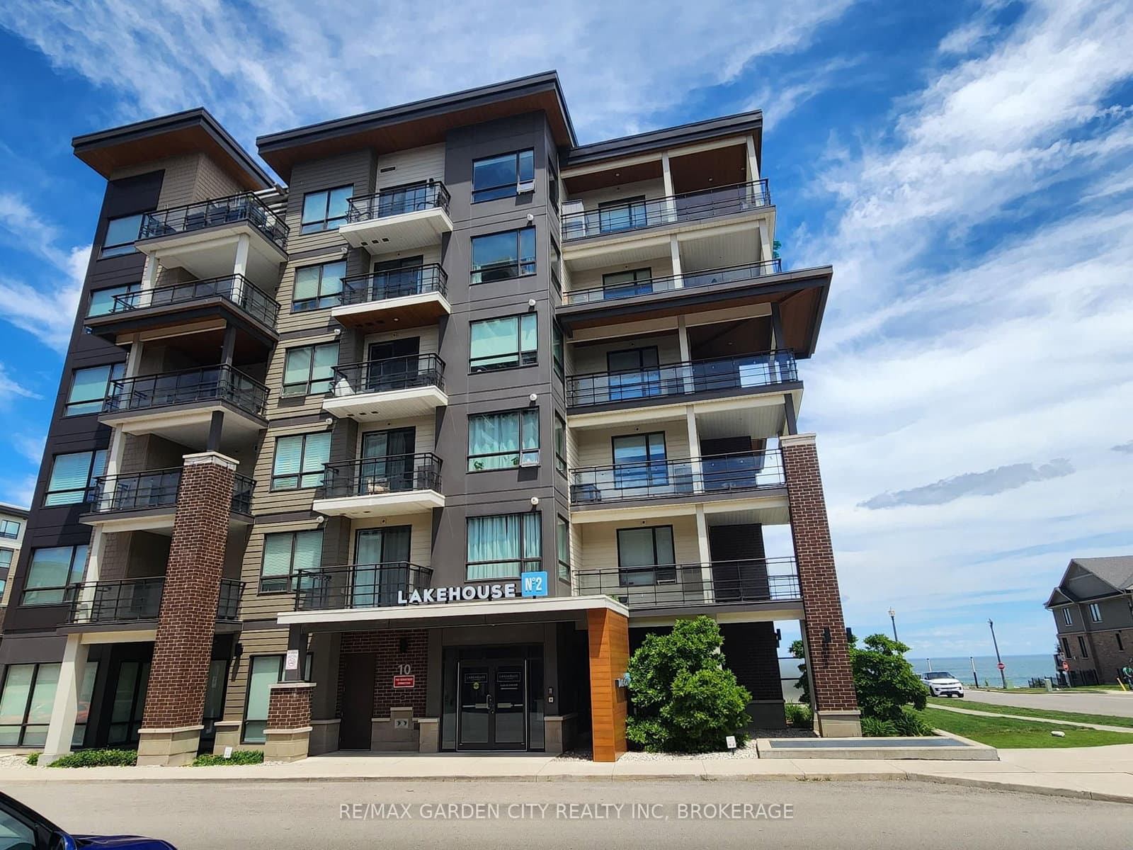 #206 - 10 Esplanade Lane