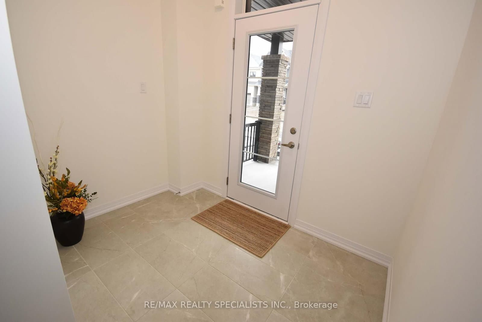 12 Velvet Way - Image 4