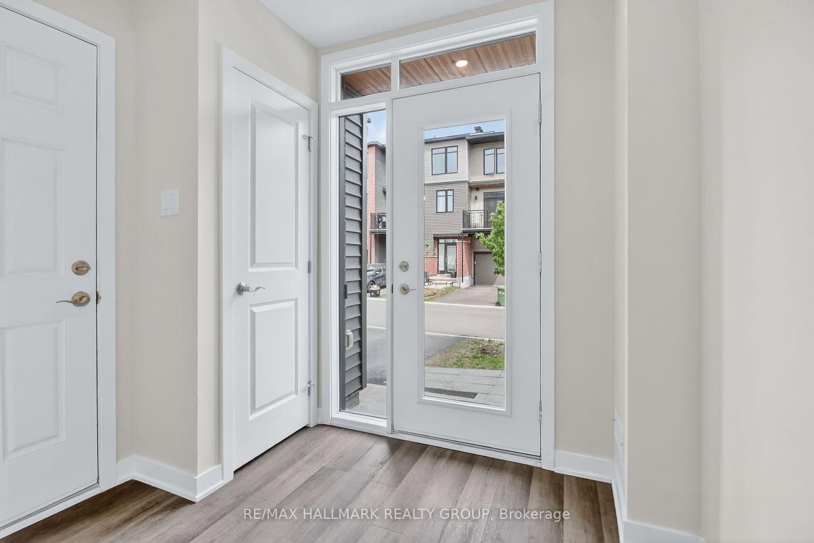 402 JEWELWING Private - Image 3