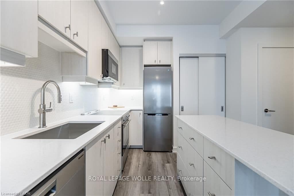 #907 - 15 Wellington Street S